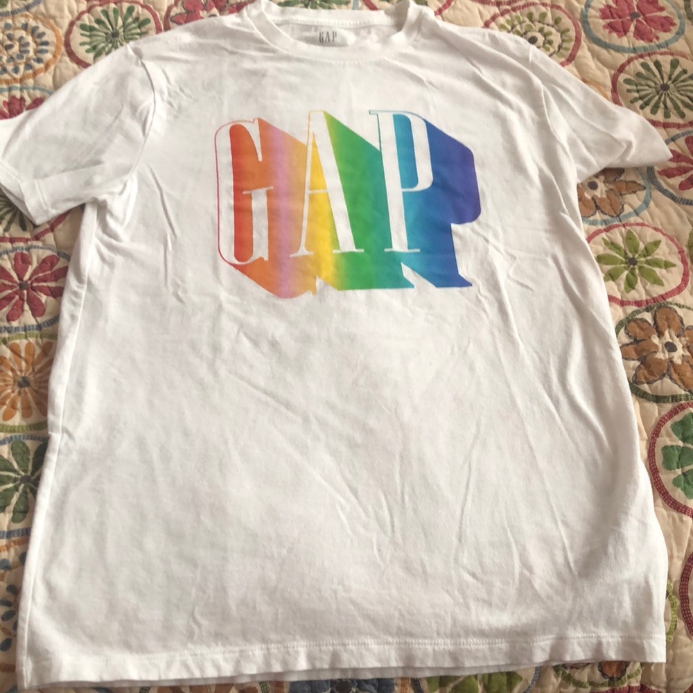 👕 Gap Pride T